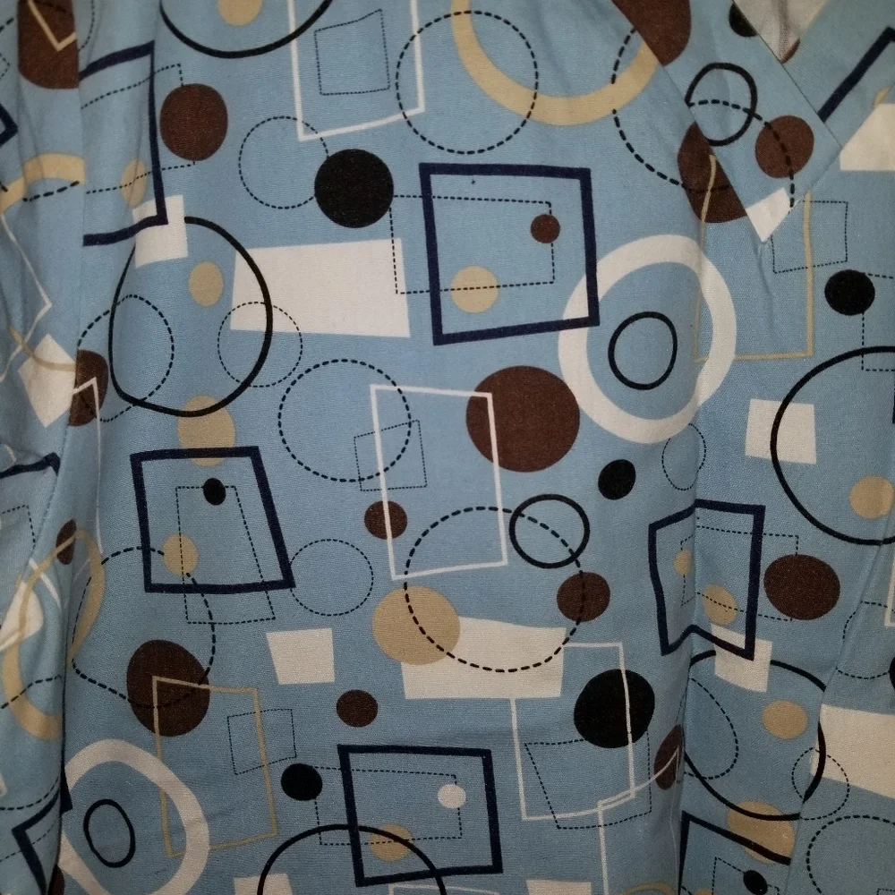 Geometric scrub top - Picture 2 of 2